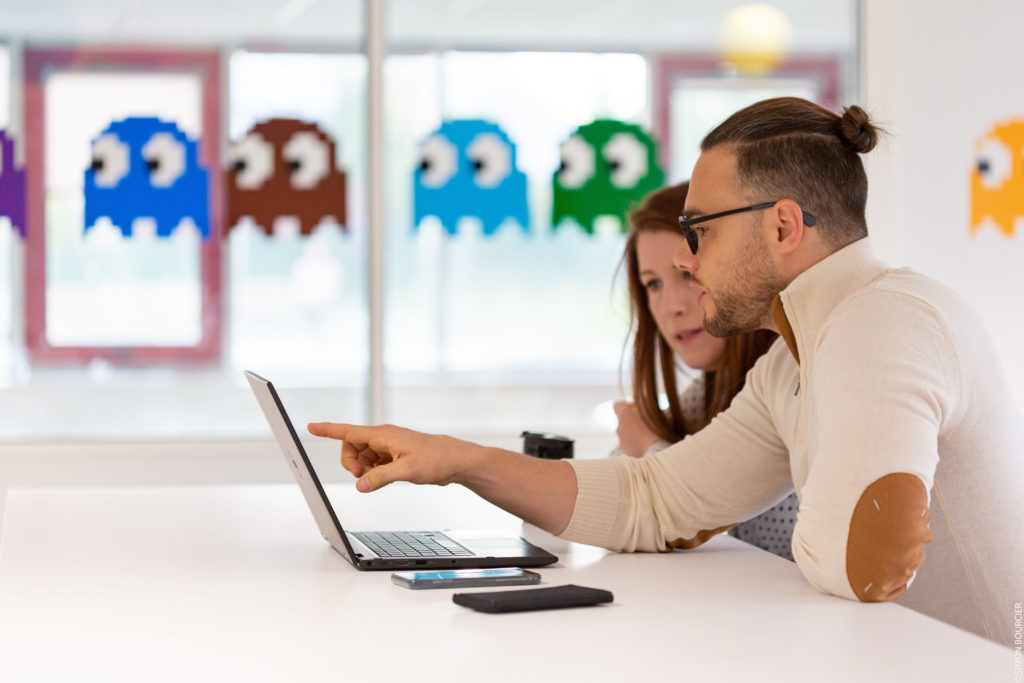 Deux collaborateurs devant un ordinateur