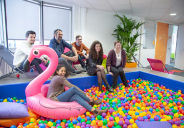 Collaborateurs MV Group dans la piscine à balle