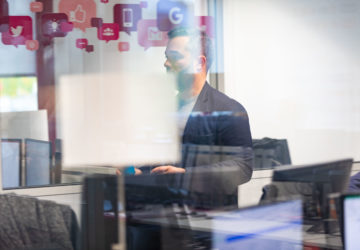 Collaborateur MV Group derrière une vitre