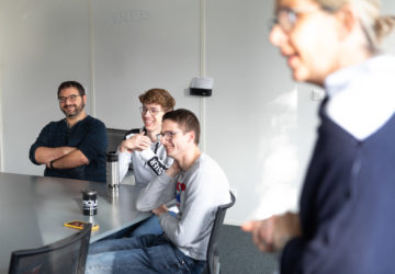 4 collaborateurs MV Group en réunion