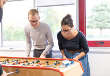Deux collaborateurs jouant au baby foot