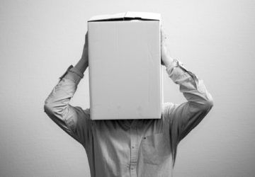 Illsutration - Personne ayant la tête dans un carton