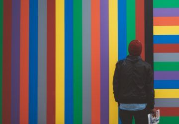 Personne devant un mur coloré