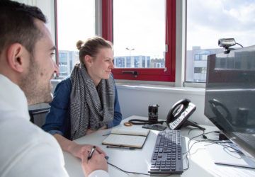 Deux collaborateurs en réunion
