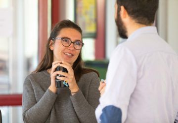 Deux collaborateurs MV Group discutant