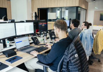 des collaborateurs devant leurs ordis